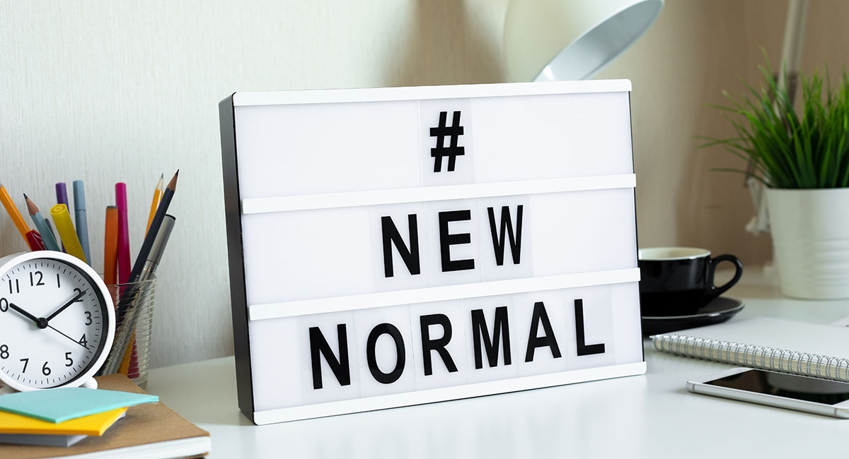 Schild mit Aufschrift: #NEWNORMAL